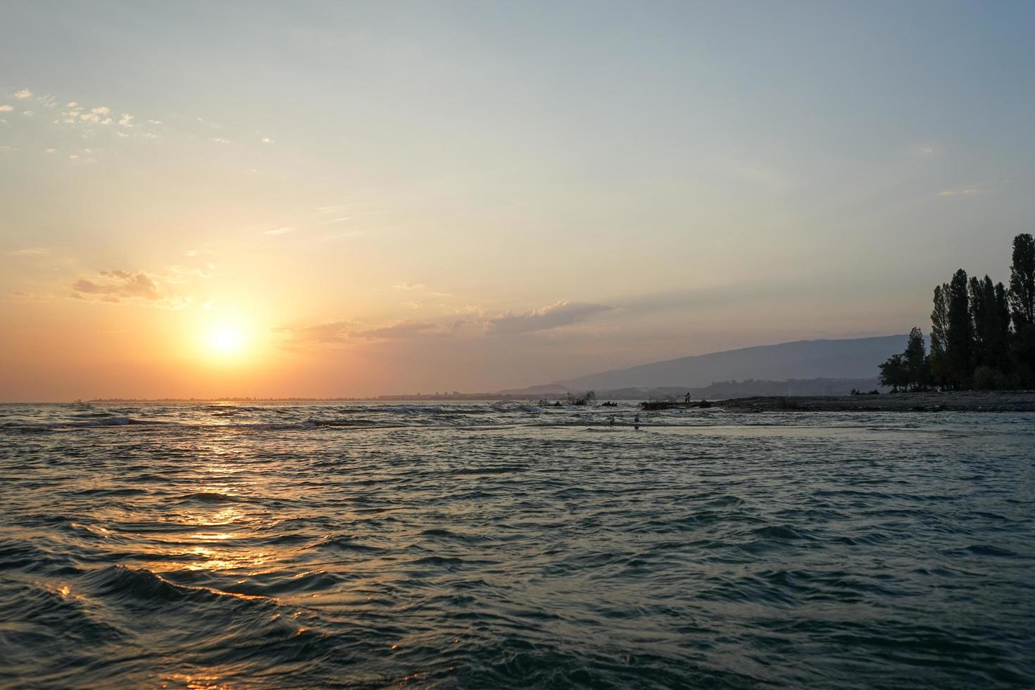 vista sul mare con un magnifico tramonto foto