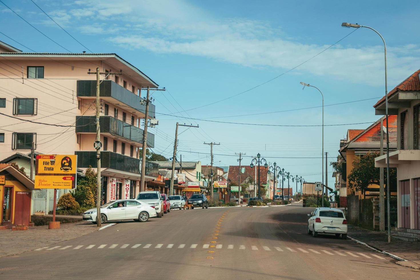 cambara do sul, brasile - 19 luglio 2019. case a schiera, negozi e pali della luce nel viale getulio vargas, la strada principale di cambara do sul. un piccolo paese rurale con incredibili attrazioni turistiche naturali. foto