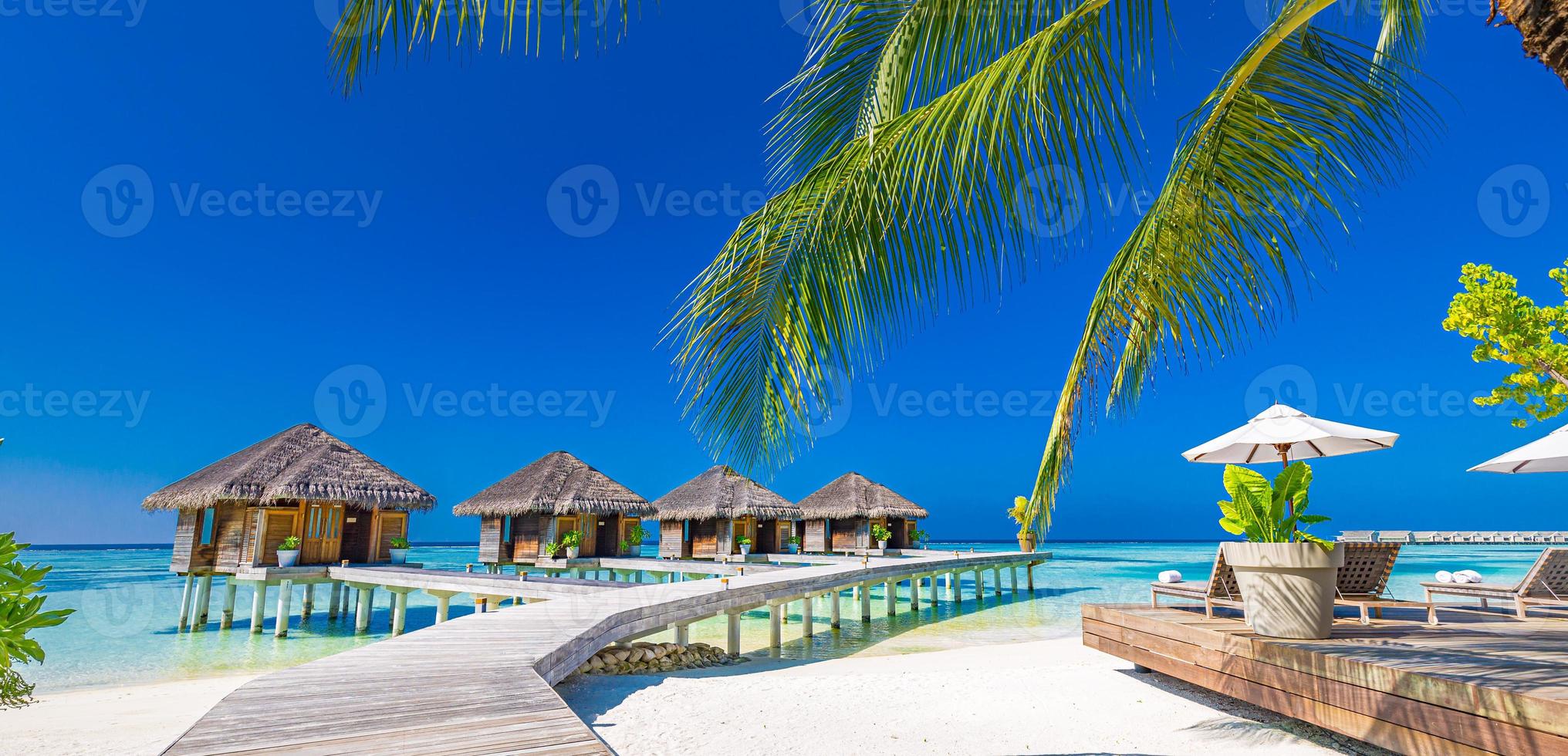 incredibile panorama al tramonto alle maldive. ville resort di lusso vista sul mare con luci a led soffuse sotto il cielo colorato. bel cielo al crepuscolo e nuvole colorate. bellissimo sfondo spiaggia per vacanze in vacanza foto