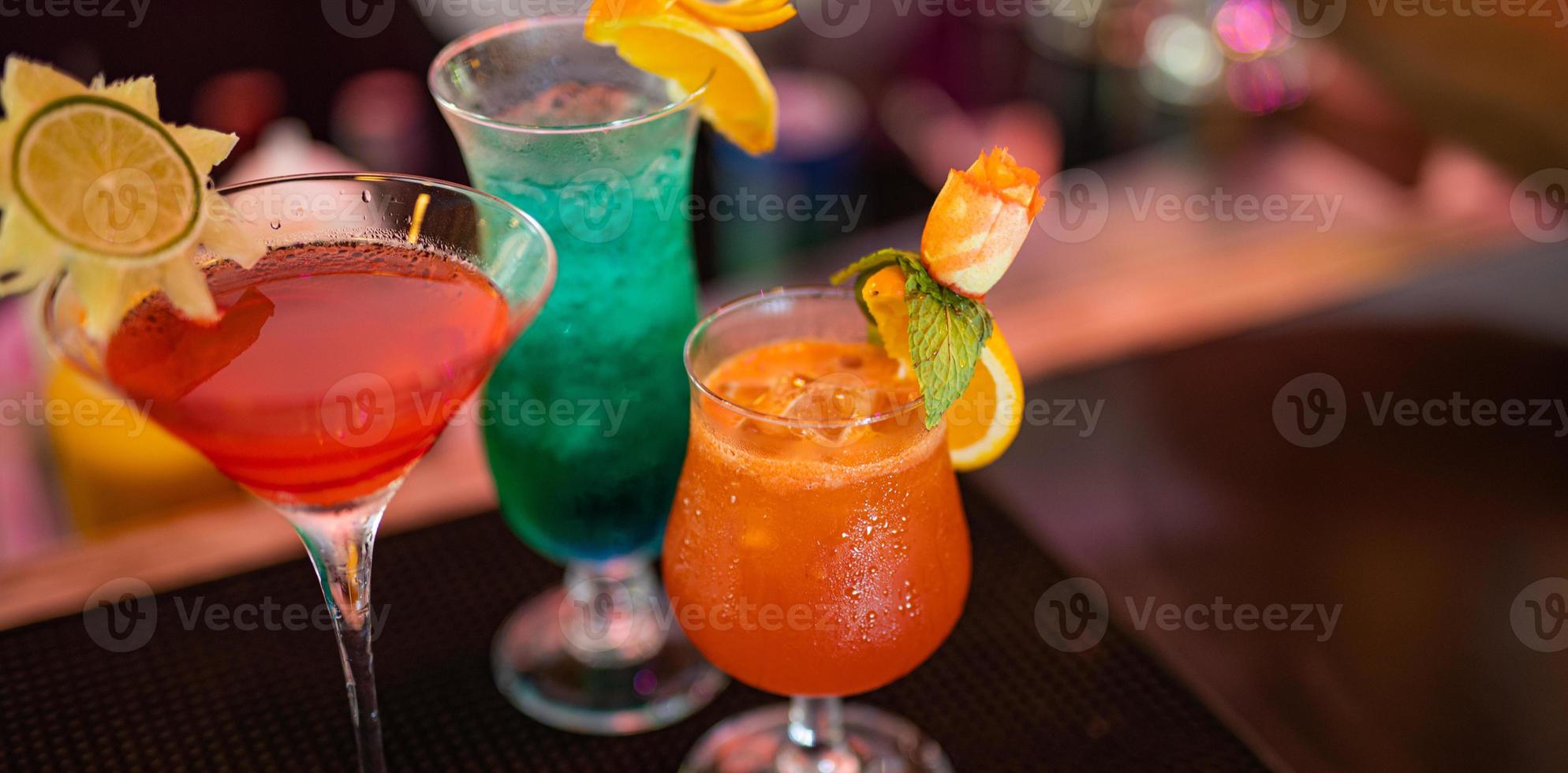 diversi deliziosi cocktail sul tavolo nero al bar. festa, discoteca banner colorato concept foto