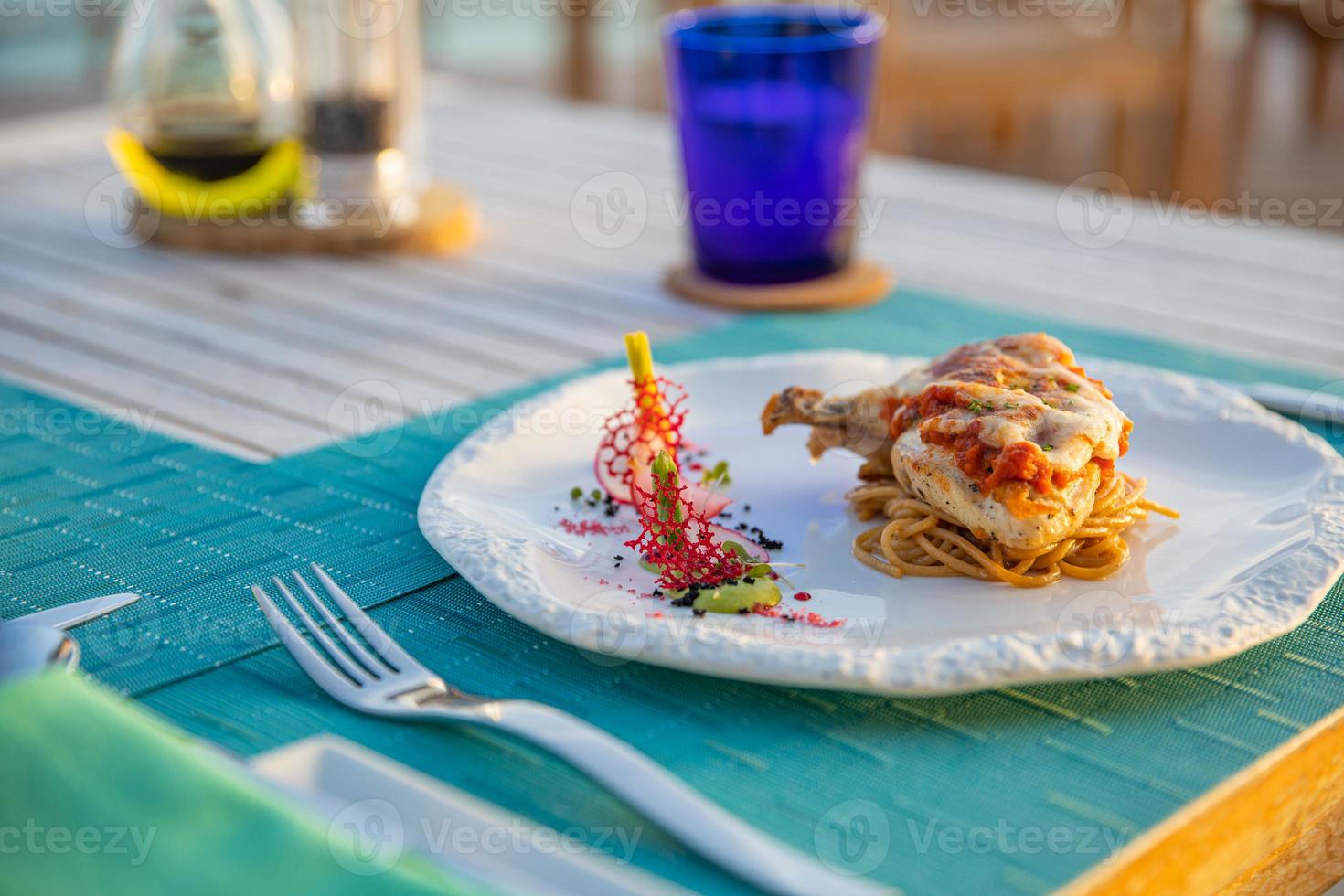 colazione di lusso cibo succo fresco su tavola di legno, con bellissimo resort tropicale e sfondo vista mare, vacanza estiva al mattino e concetto di vacanza romantica, viaggio di lusso e umore lifestyle foto