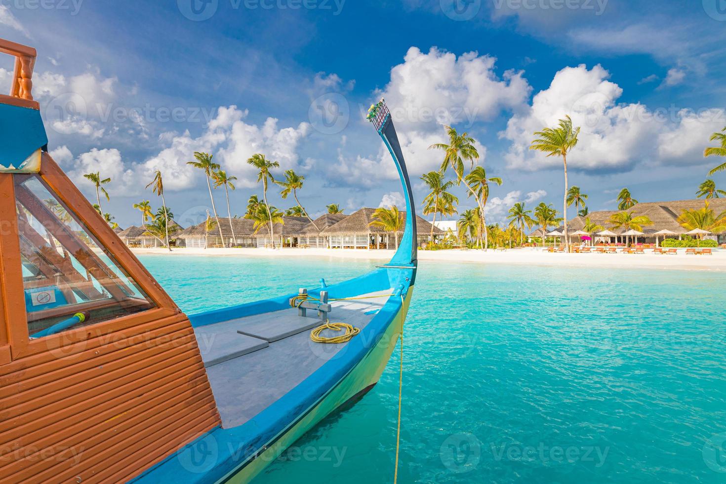 design ispiratore della spiaggia delle Maldive. Maldive barca tradizionale dhoni e perfetto mare blu con laguna. vista paradiso dell'hotel resort tropicale di lusso. costa idilliaca, spiaggia di sabbia bianca, palme foto