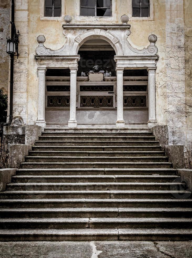 misteriosa vecchia cappella con prospettiva scala foto