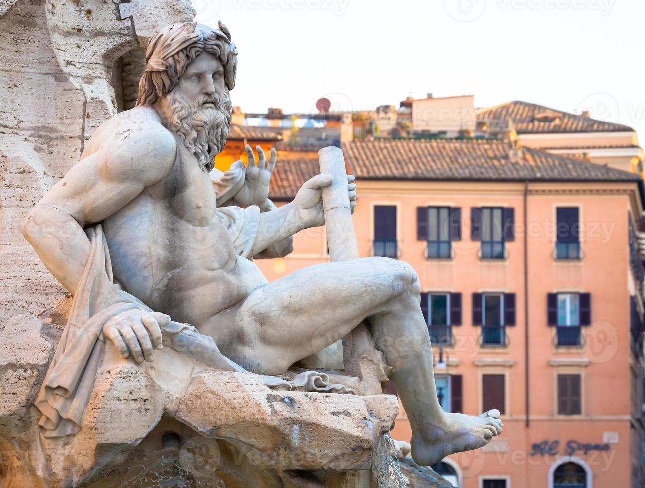 dettaglio di piazza navona - piazza navona - fontana del bernini a roma, italia. una delle visite turistiche più famose della città. foto