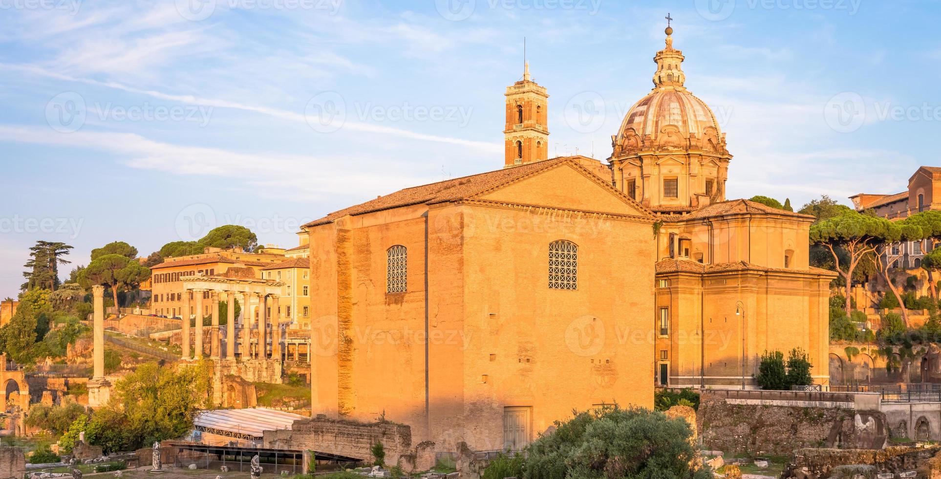 luce dell'alba con cielo blu sull'architettura antica romana a roma, italia foto