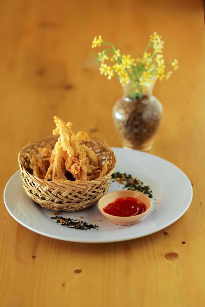 spuntino di patate fritte in una ciotola e la salsa in tavola foto