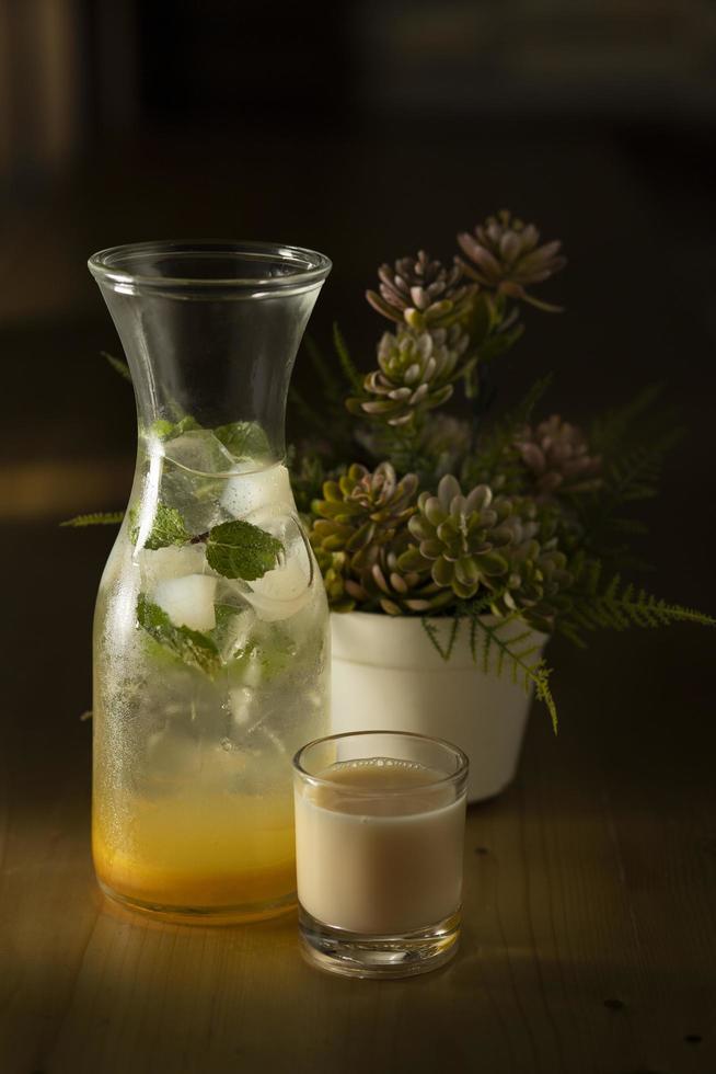 due bicchieri di tè freddo con spicchi di lime foto