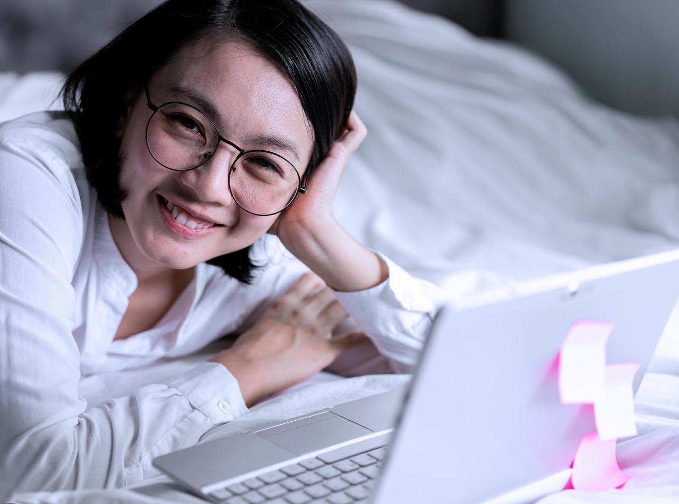 ritratto di donna sorridente e laptop. concetto di lavoro da casa foto