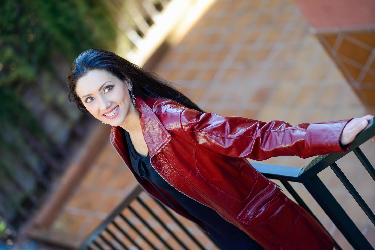 bella donna con i capelli lunghi in fondo urbano foto