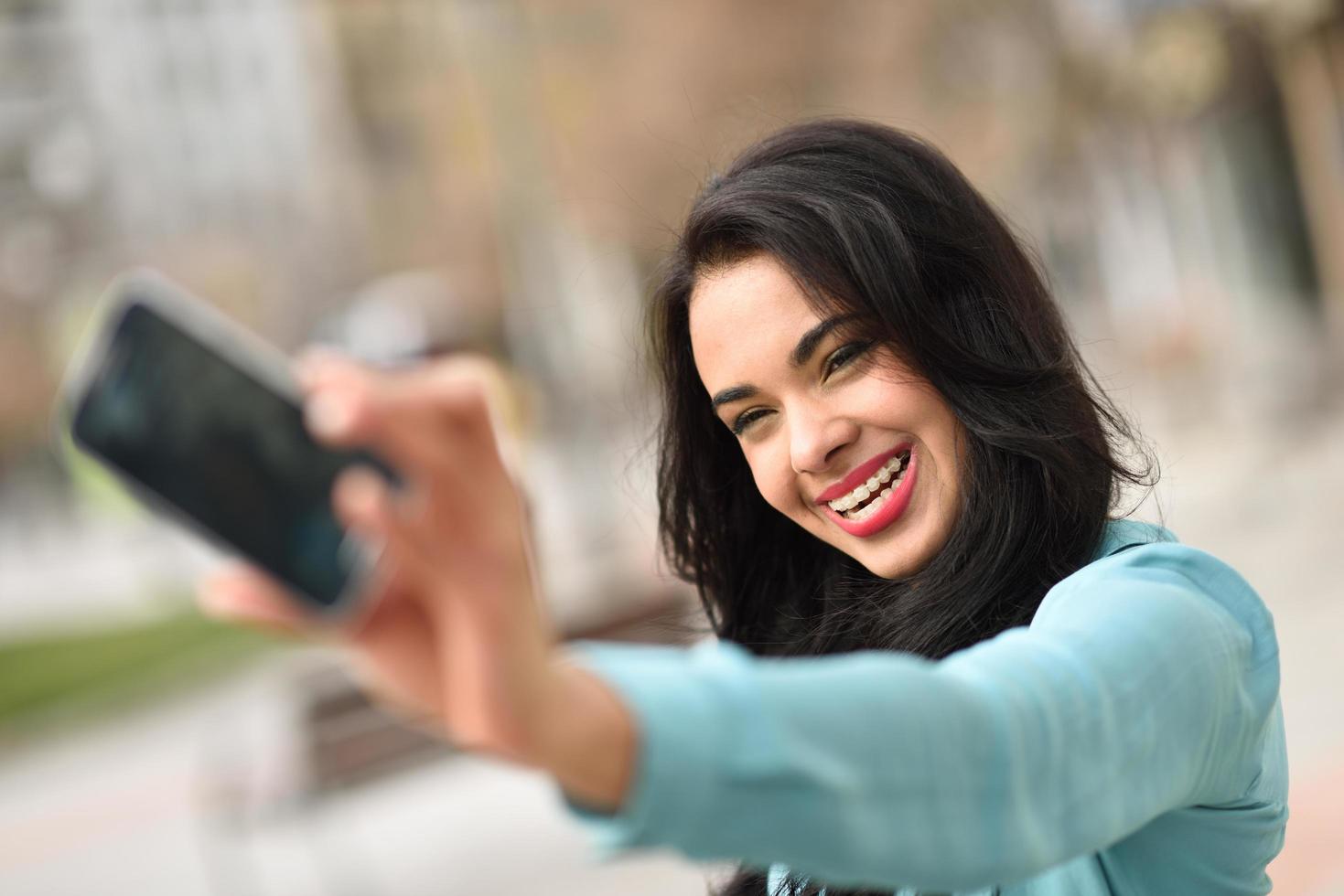 bella giovane donna selfie nel parco foto