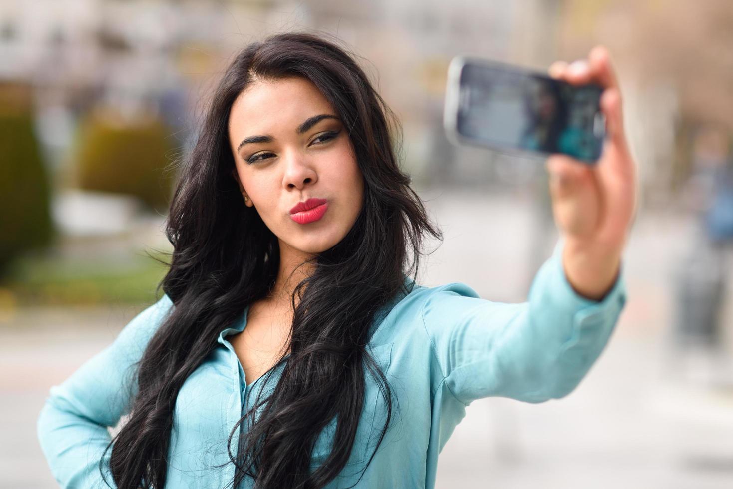 bella giovane donna selfie nel parco foto