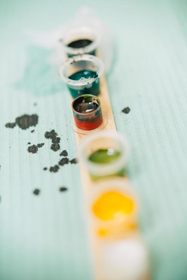 boccette di inchiostro per tatuaggi piene di colori diversi. foto