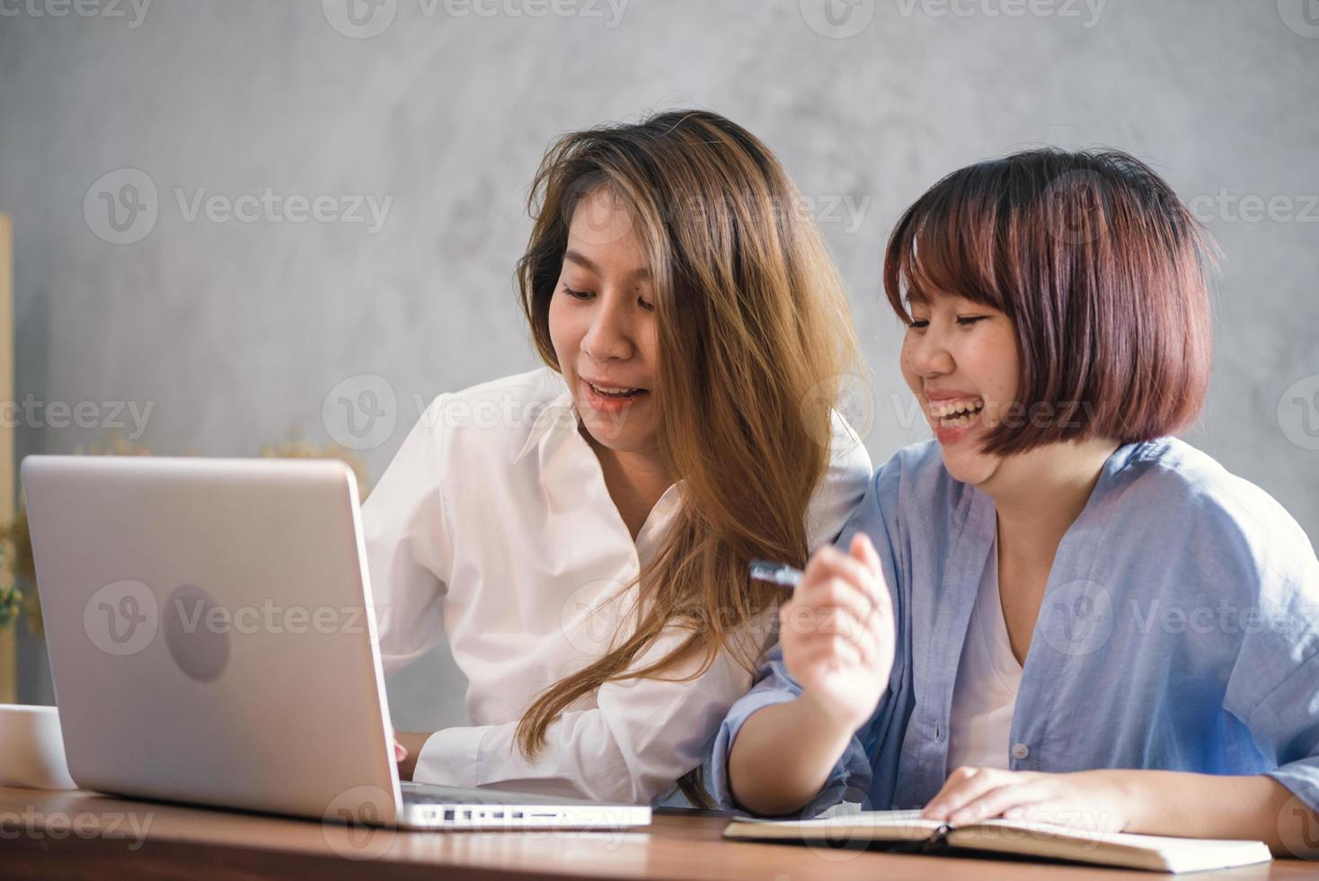 due giovani donne d'affari seduti a tavola nella caffetteria. donne asiatiche utilizzando laptop e tazza di caffè. libero professionista che lavora nella caffetteria. lavorare fuori dallo stile di vita dell'ufficio. incontro uno a uno. foto