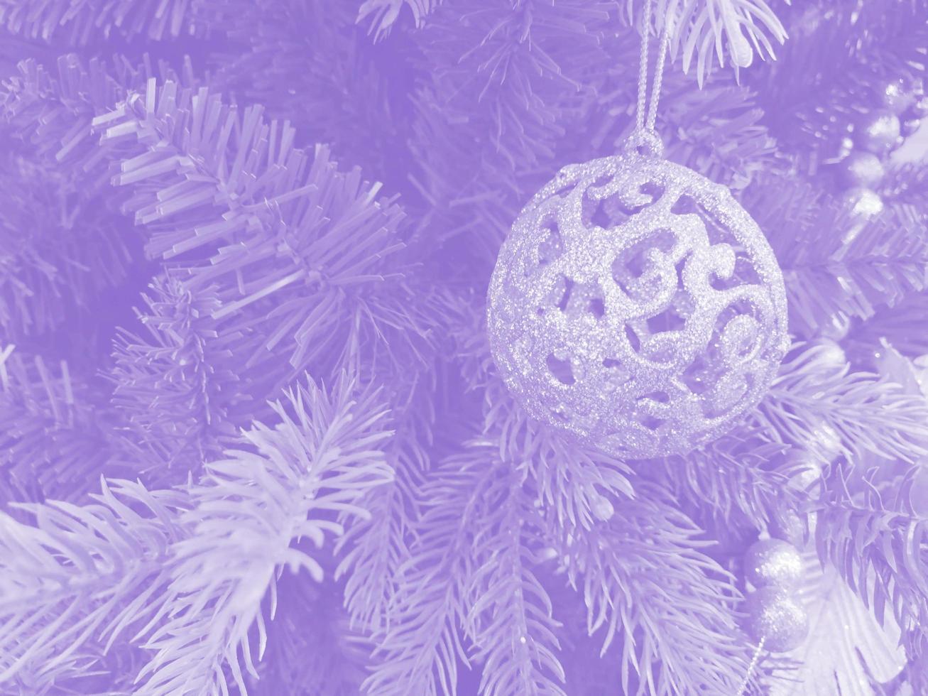 albero di natale molto peri viola e giocattolo glitterato foto