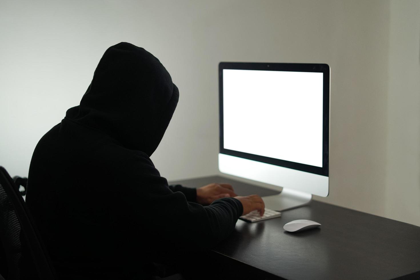 indonesia, 12212021 - un uomo che indossa una felpa con cappuccio nera davanti allo schermo bianco vuoto foto