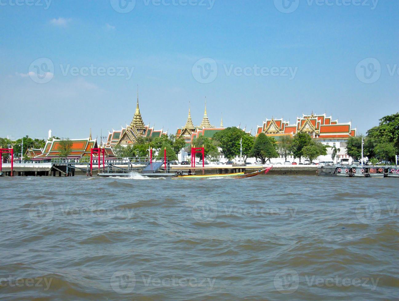 nel fiume chao phraya il grande palazzo visto dal fiume chao phraya foto