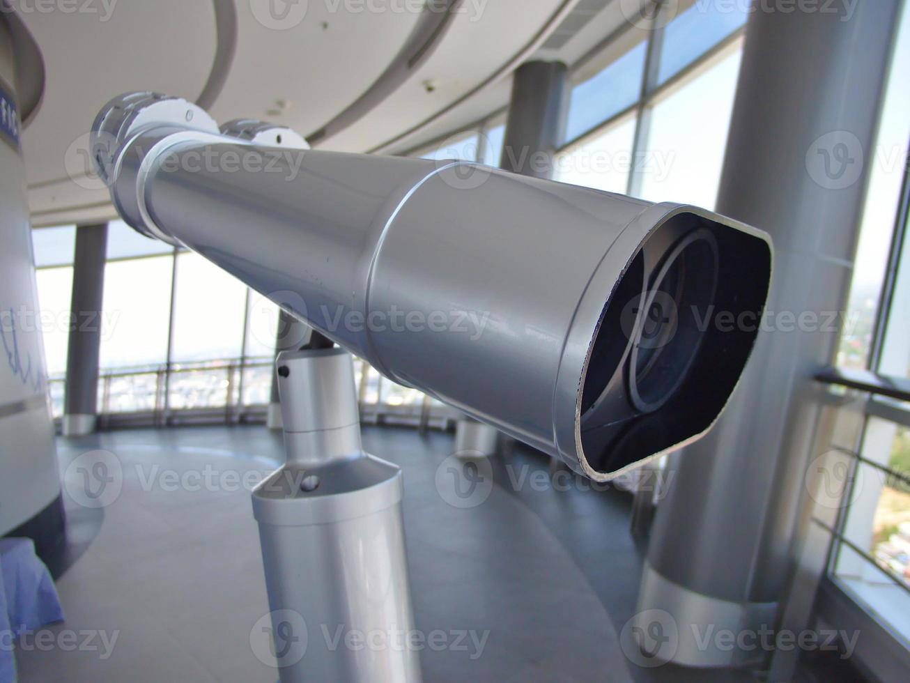 è possibile utilizzare un binocolo di grandi dimensioni per visualizzare le viste su edifici alti. foto