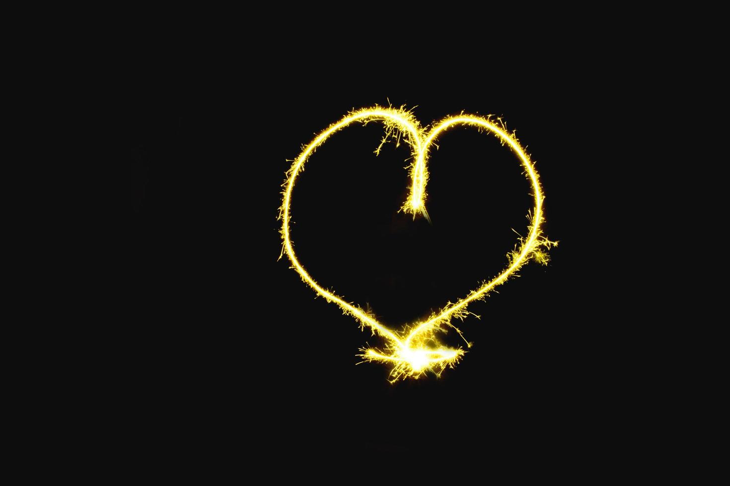 astratto cuore oro sparkler sovrapposizioni trama elegante modello di superficie sul nero. foto