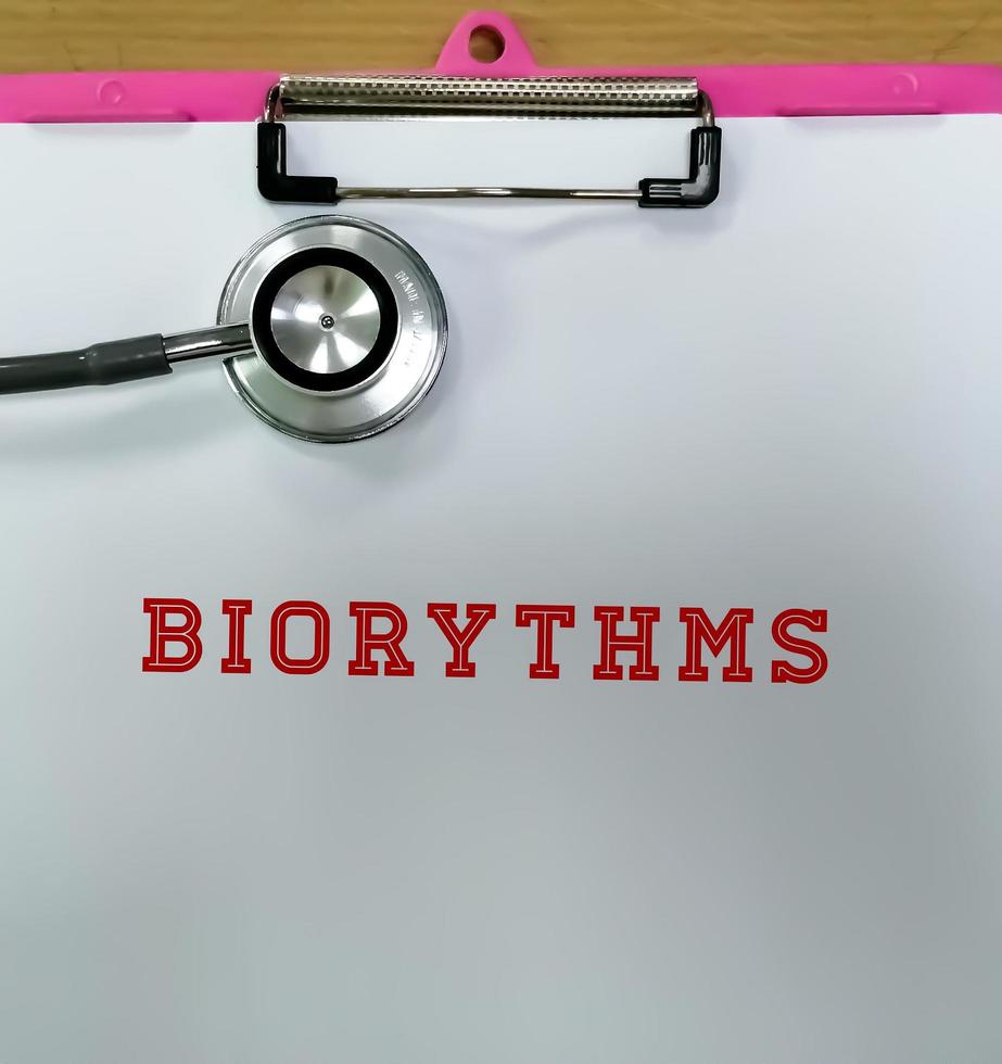 parola bioritmo isolata sul blocco note con lo stetoscopio. foto
