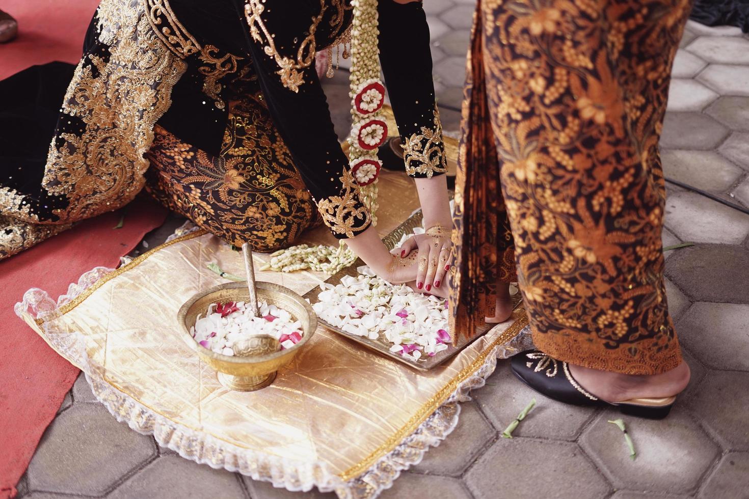 abito da sposa giavanese, cerimonia di nozze foto