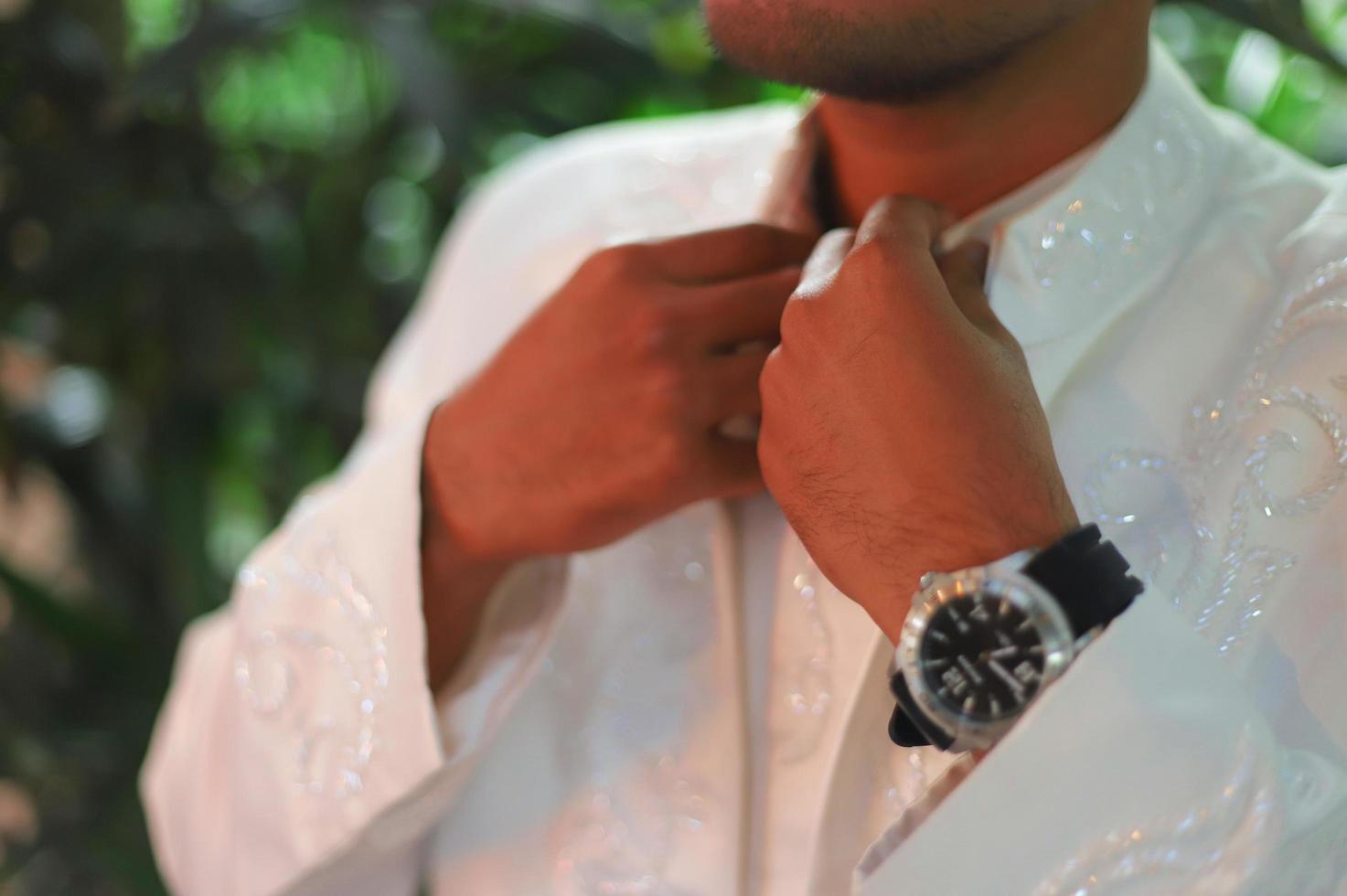 orologio da uomo a portata di mano. cerimonia matrimoniale foto