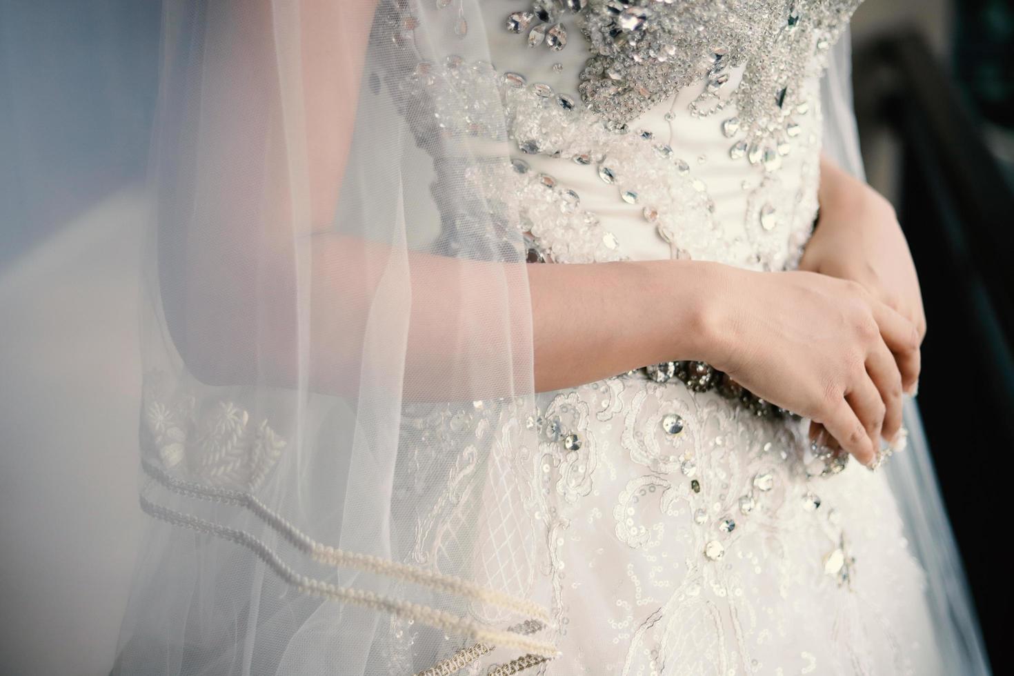 lussuoso abito da sposa indossato durante la cerimonia foto