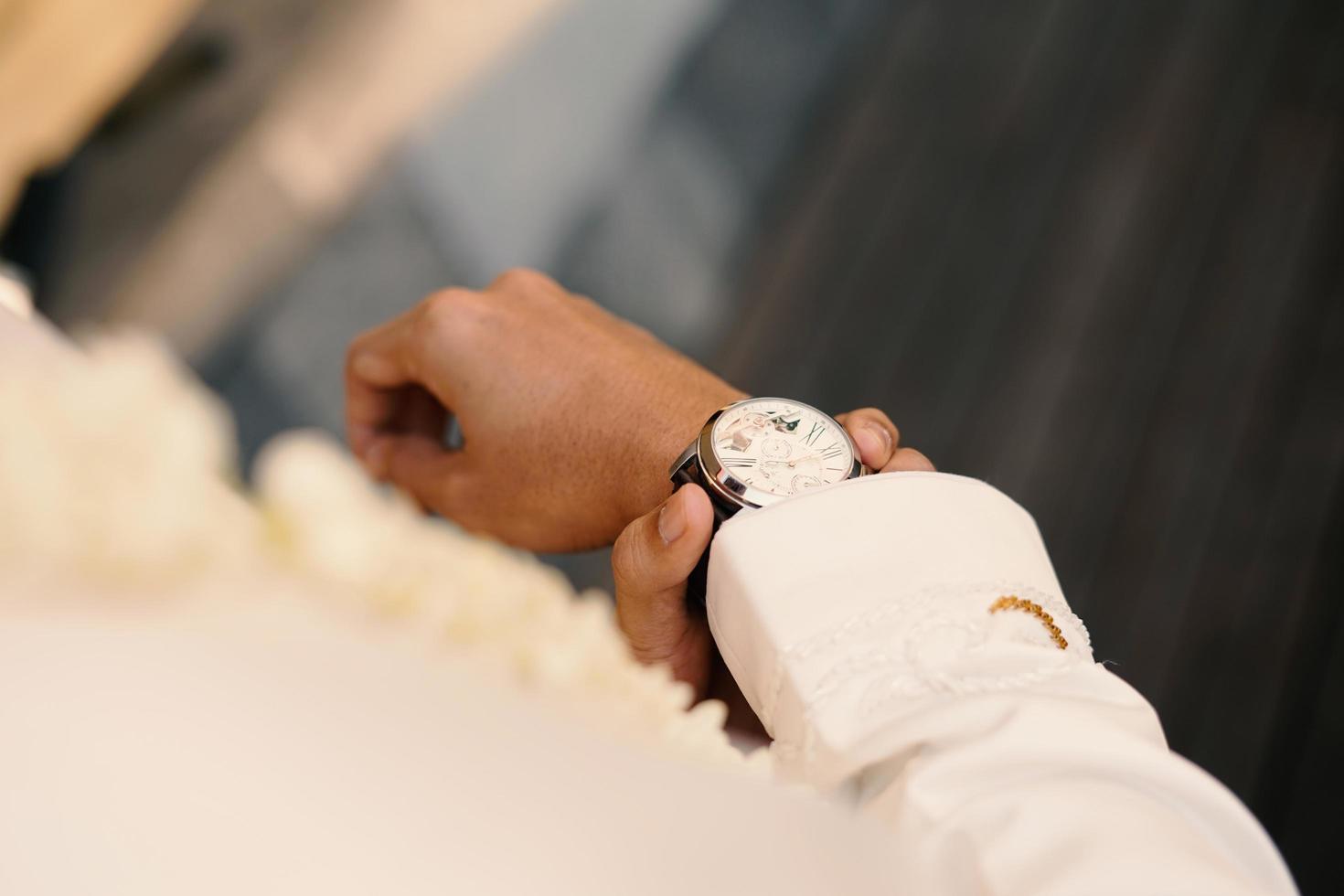 orologio da uomo a portata di mano. cerimonia matrimoniale foto