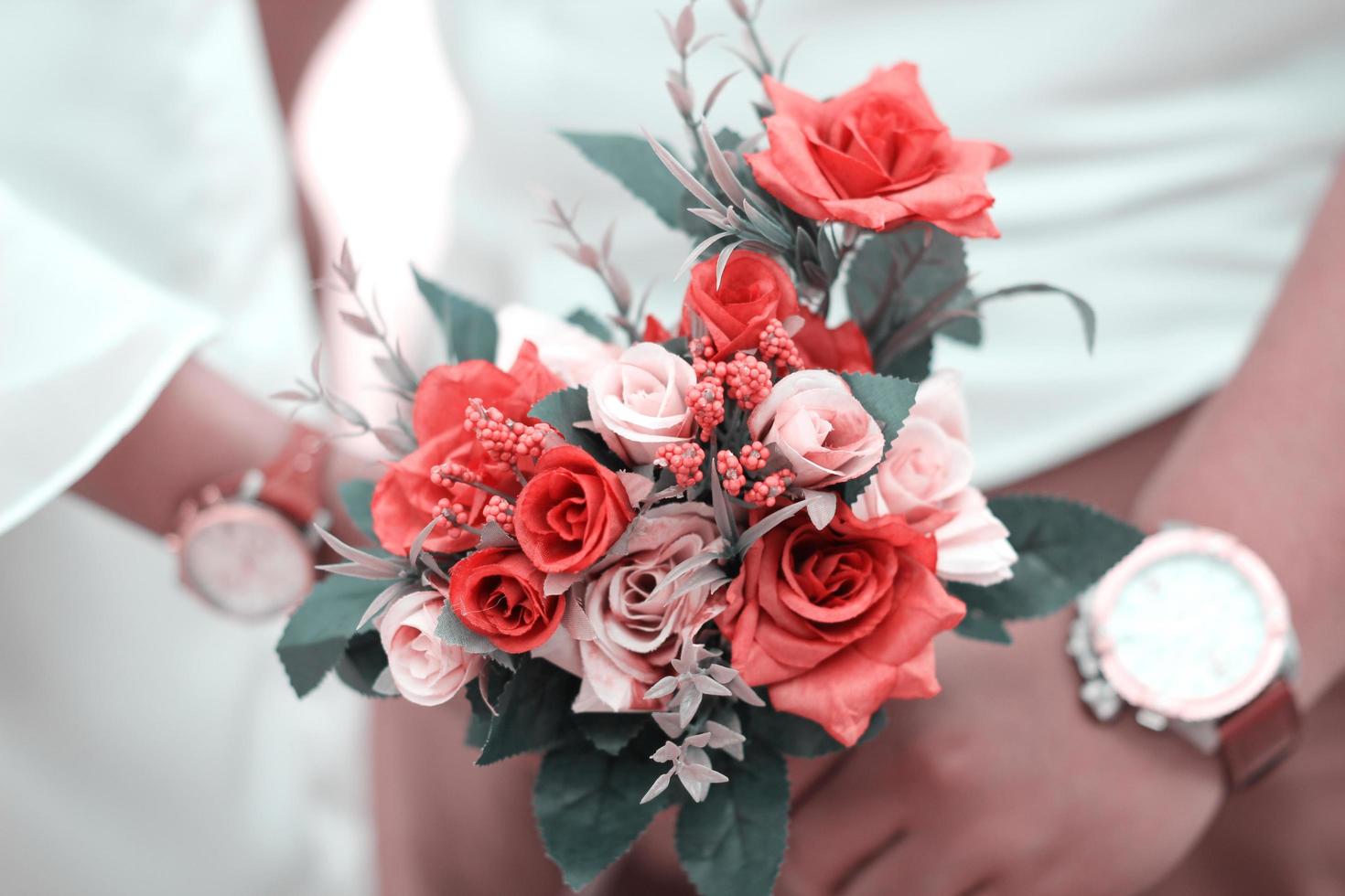 bouquet da sposa di fiori nelle mani delle spose foto
