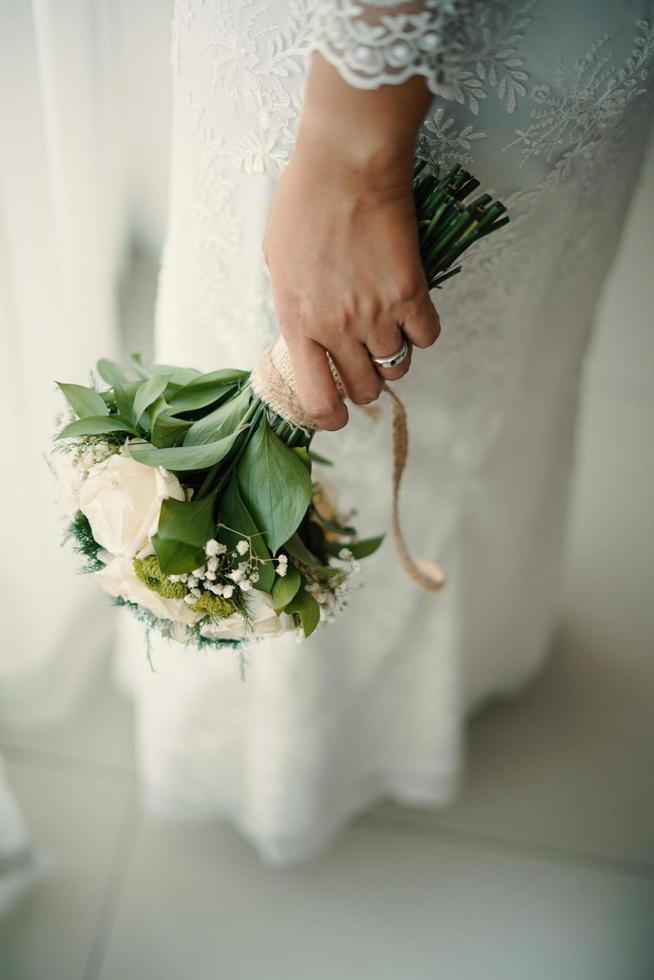 bouquet da sposa di fiori nelle mani delle spose foto