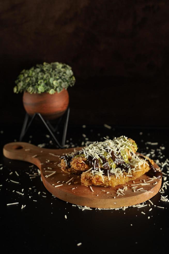 deliziosa piccola torta e cioccolato cosparsa di fette di formaggio sopra foto