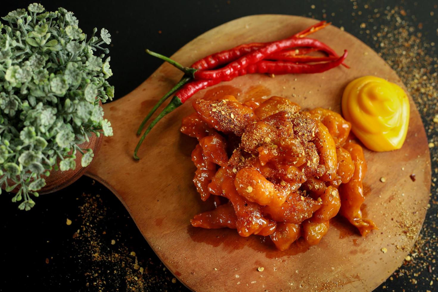 carne affettata con salsa cosparsa di peperoncino in polvere sopra foto