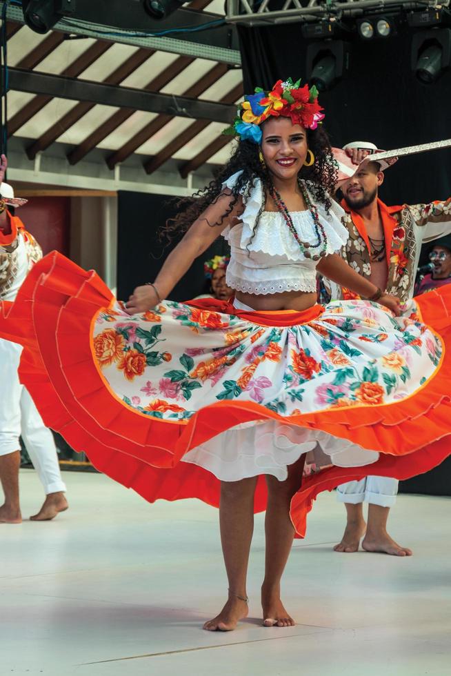 nova petropolis, brasile - 20 luglio 2019. ballerina folk femminile brasiliana che esegue una danza tipica il 47th festival internazionale del folklore di nova petropolis. una città rurale fondata da immigrati tedeschi. foto