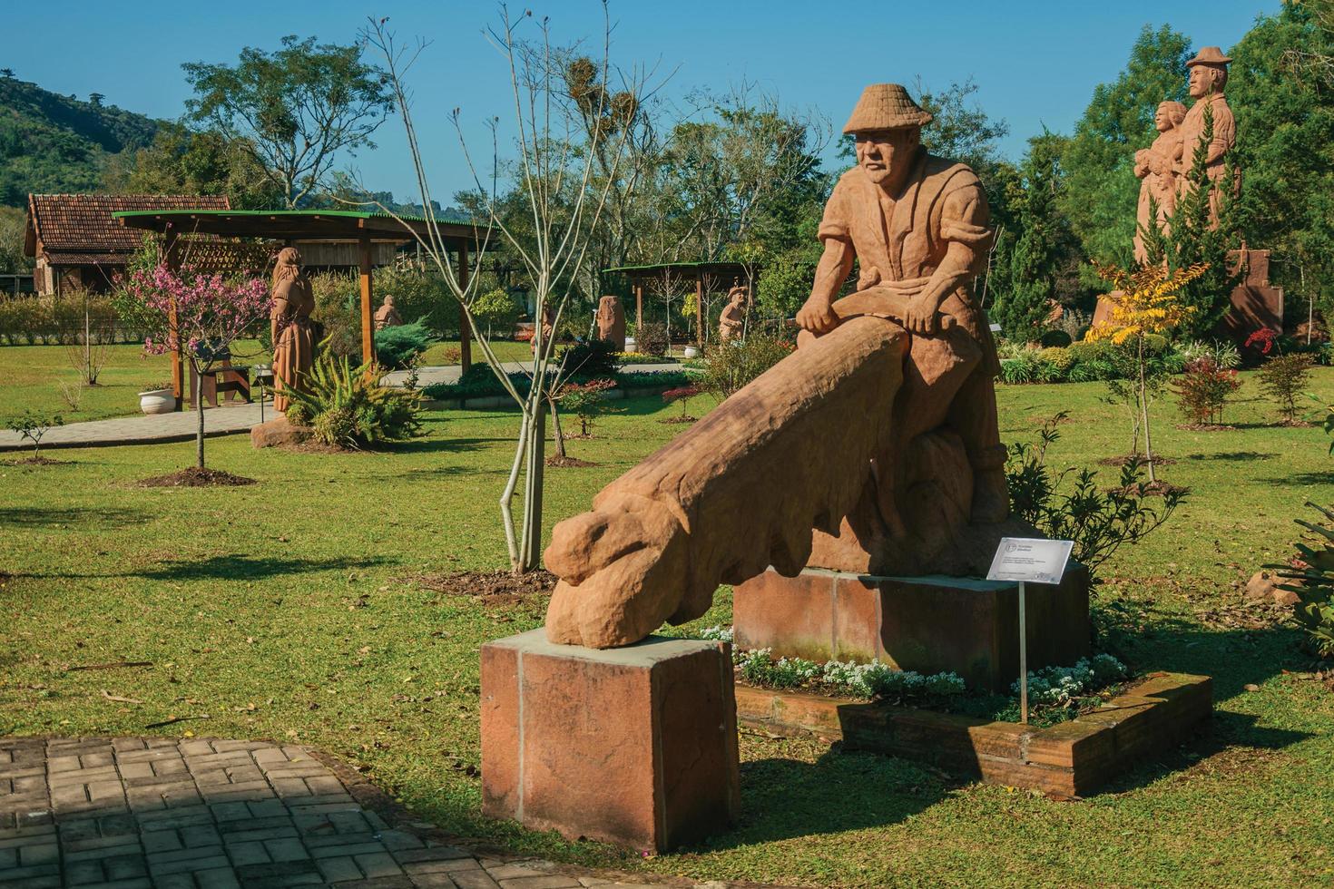 nova petropolis, brasile - 20 luglio 2019. scultura in pietra arenaria di un falegname in un giardino presso il parco delle sculture pietre del silenzio vicino a nova petropolis. una graziosa cittadina rurale fondata da immigrati tedeschi. foto