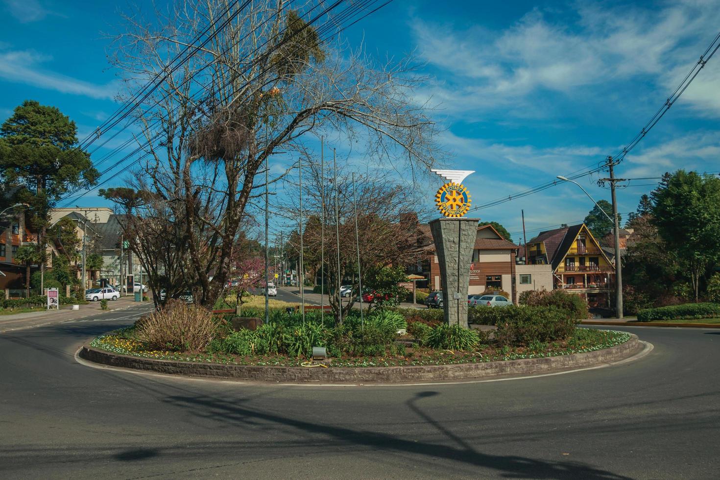 Gramado, Brasile - 21 luglio 2019. rotonda e giardino con logo internazionale rotante su piedistallo in una giornata di sole a gramado. una graziosa cittadina di influenza europea molto ricercata dai turisti. foto