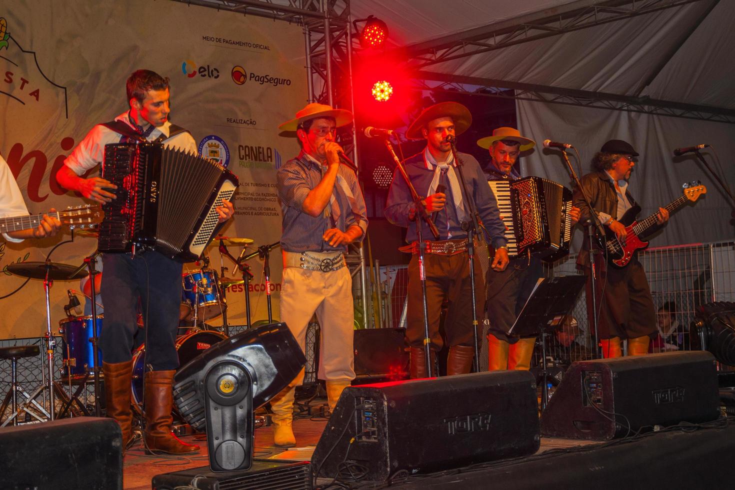 canela, brasile - 21 luglio 2019. musicisti che indossano abiti tipici che eseguono canzoni tradizionali sul palco di un festival folcloristico a canela. una graziosa cittadina molto popolare per il suo ecoturismo. foto