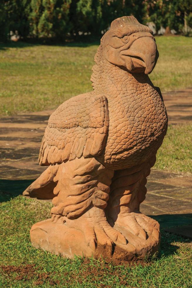 nova petropolis, brasile - 20 luglio 2019. scultura in pietra arenaria di un'aquila in un prato verde presso il parco delle sculture pietre del silenzio vicino a nova petropolis. una graziosa cittadina rurale fondata da immigrati tedeschi. foto