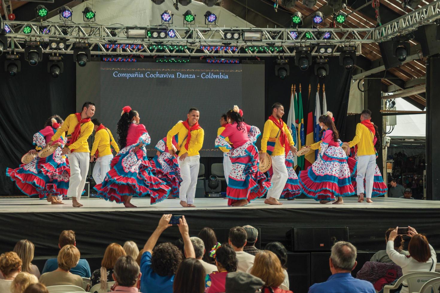 nova petropolis, brasile - 20 luglio 2019. ballerini folk colombiani che eseguono una danza tipica sul 47th festival internazionale del folklore di nova petropolis. una graziosa cittadina rurale fondata da immigrati tedeschi. foto