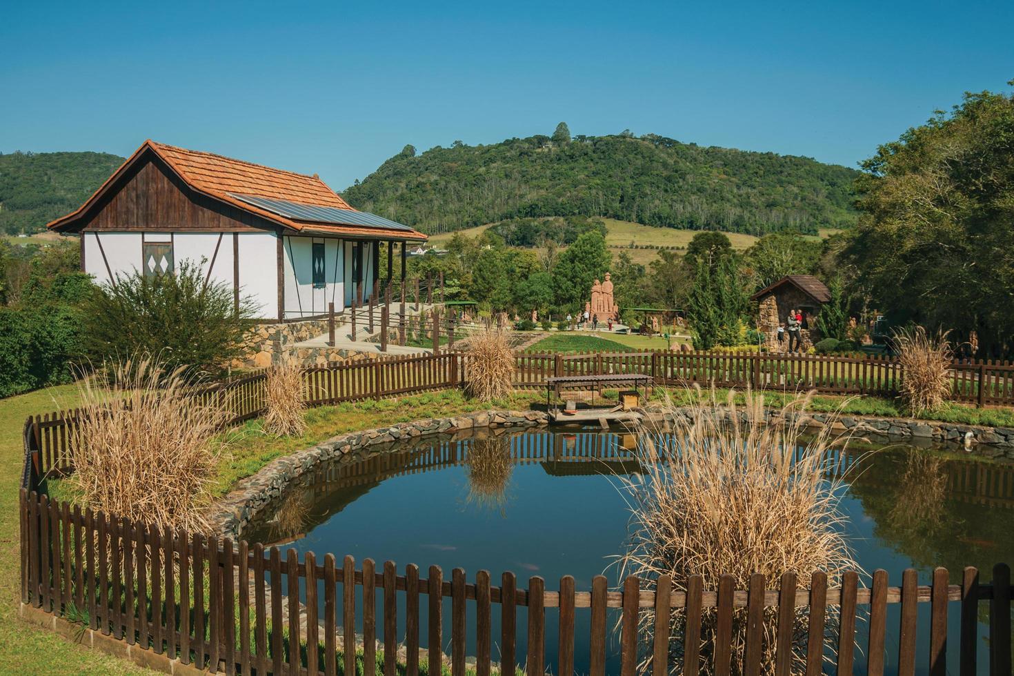 nova petropolis, brasile - 20 luglio 2019. tipica casa in stile con laghetto in mezzo al paesaggio rurale nel parco delle sculture pietre del silenzio vicino a nova petropolis. una graziosa cittadina rurale fondata da immigrati tedeschi. foto