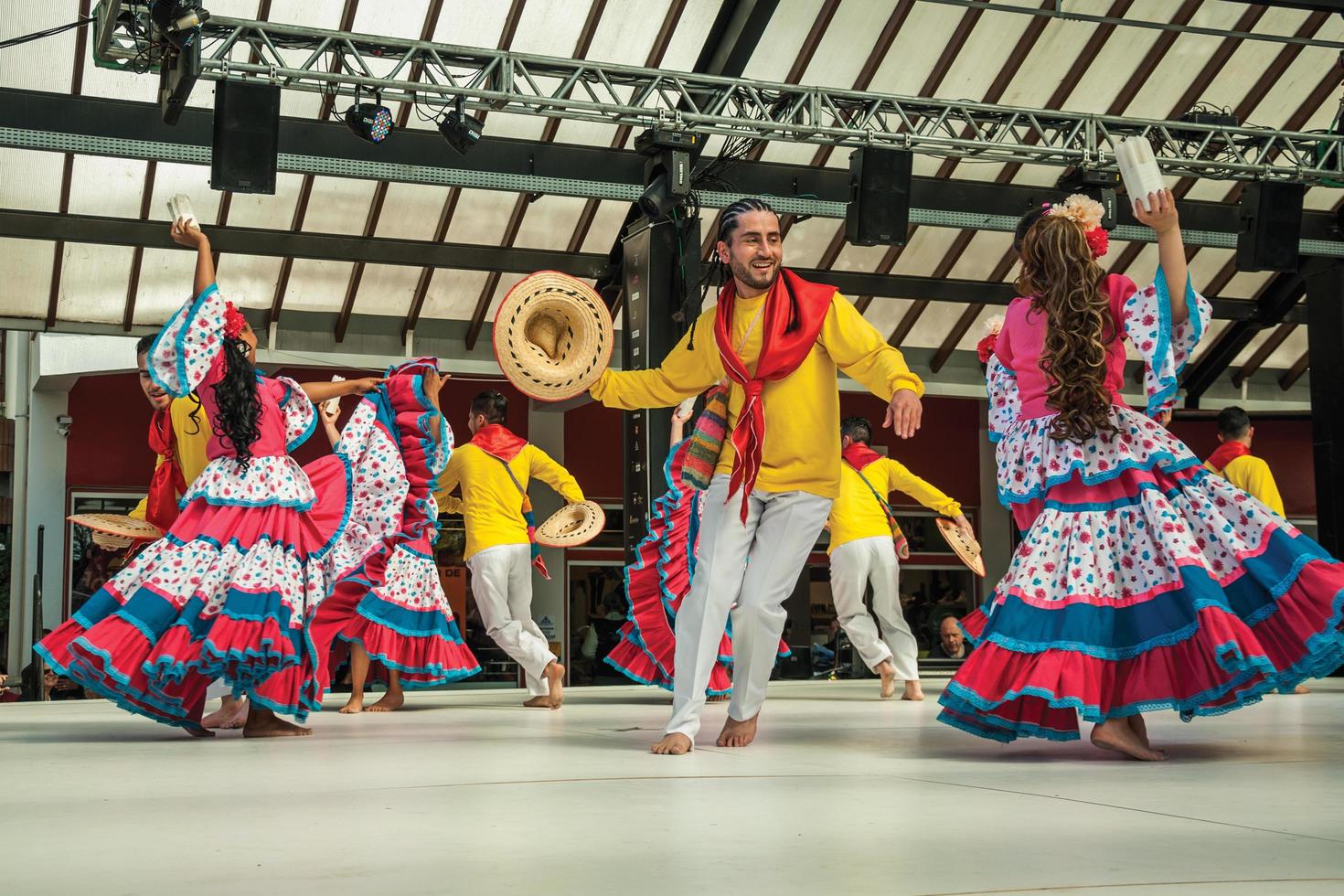 nova petropolis, brasile - 20 luglio 2019. ballerini folk colombiani che eseguono una danza tipica sul 47th festival internazionale del folklore di nova petropolis. una graziosa cittadina rurale fondata da immigrati tedeschi. foto