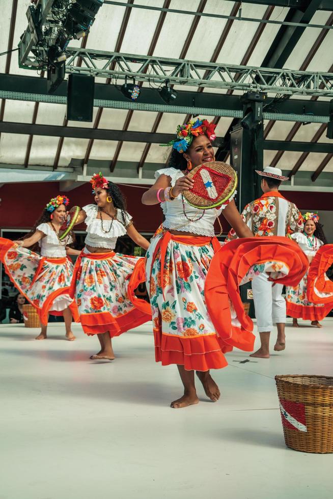 nova petropolis, brasile - 20 luglio 2019. ballerini folk brasiliani che eseguono una danza tipica sul 47th festival internazionale del folklore di nova petropolis. una graziosa cittadina rurale fondata da immigrati tedeschi. foto