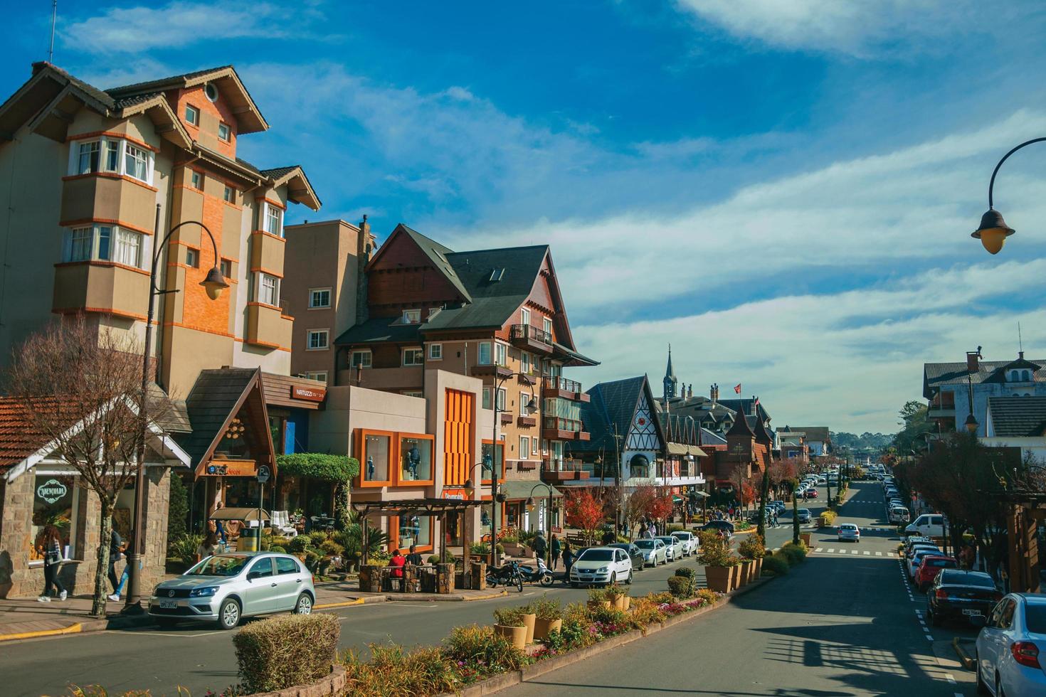 Gramado, brasile - 21 luglio 2019. edifici con negozi e persone su strada rialzata a borges de medeiros avenue, la strada principale di gramado. una graziosa cittadina di influenza europea molto ricercata dai turisti. foto