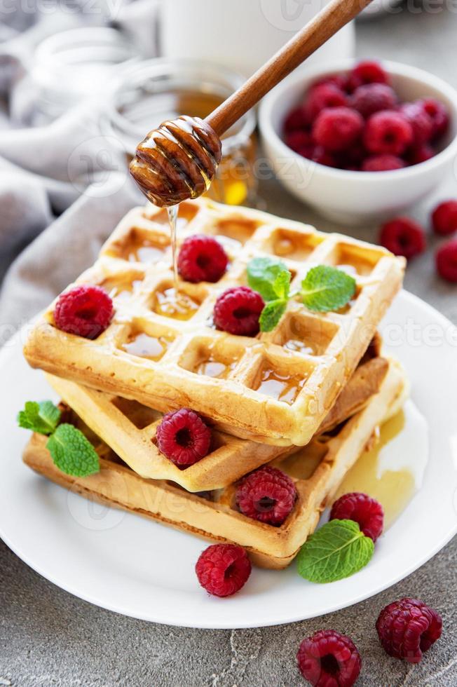 waffle fatti in casa con frutti di bosco foto