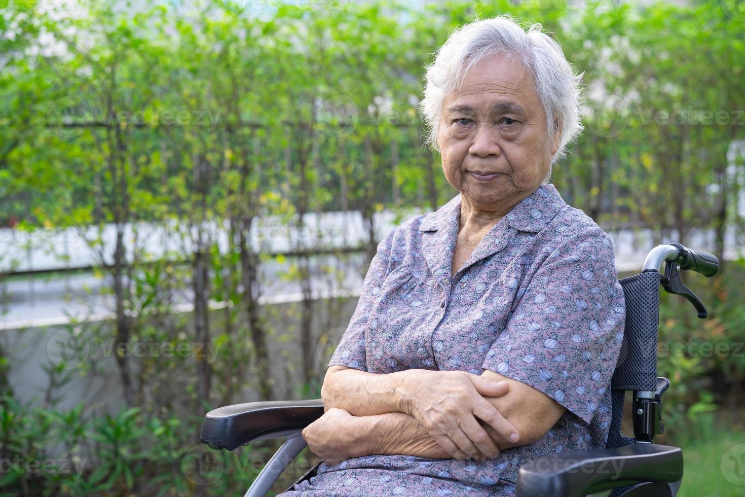 asiatico anziano o anziana signora anziana paziente su sedia a rotelle nel parco, sano concetto medico forte. foto