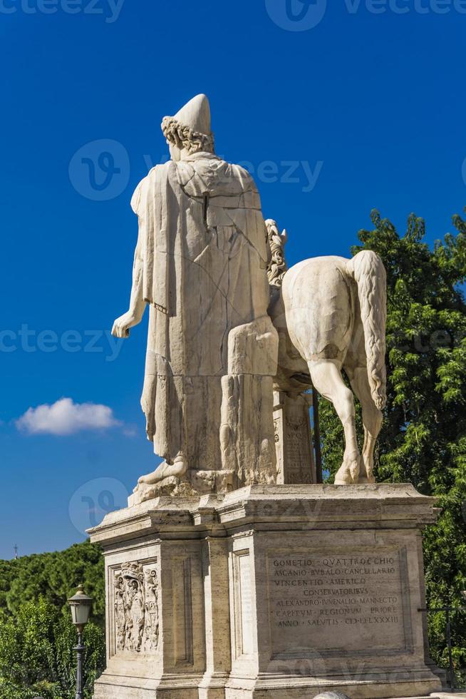 statua di ricino con un cavallo al campidoglio a roma foto