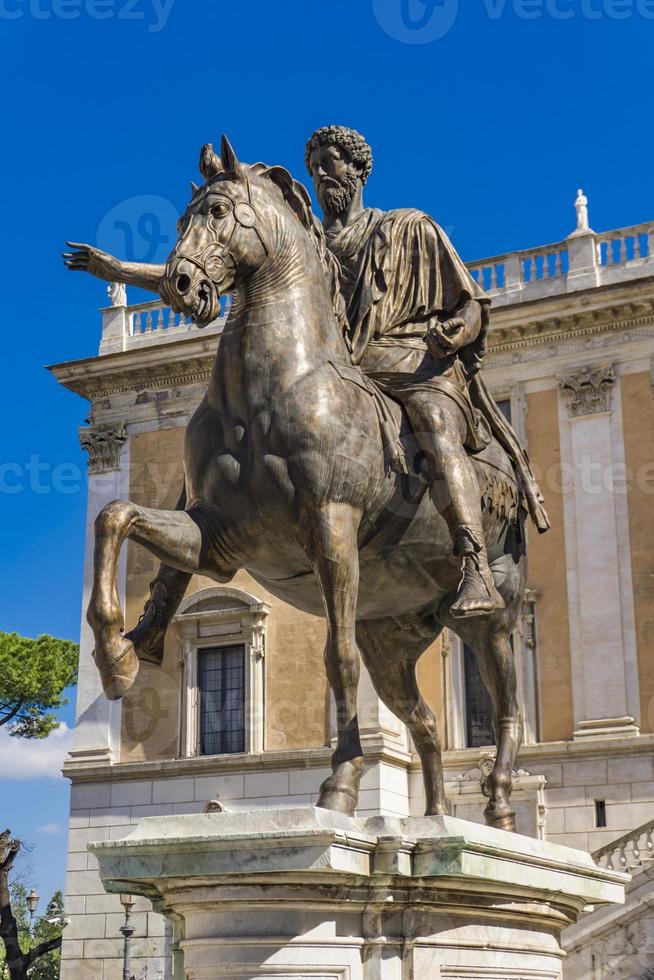 Marco Aurelio statua in piazza del Campidoglio a Roma, Italia foto