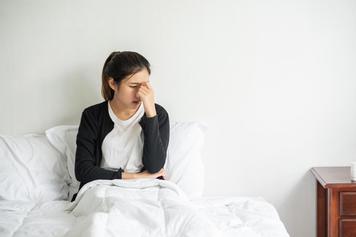 la malata aveva mal di testa e si portò una mano al naso sul letto. foto