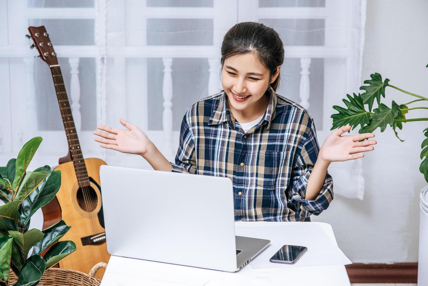 le donne usano i laptop in ufficio con piacere foto