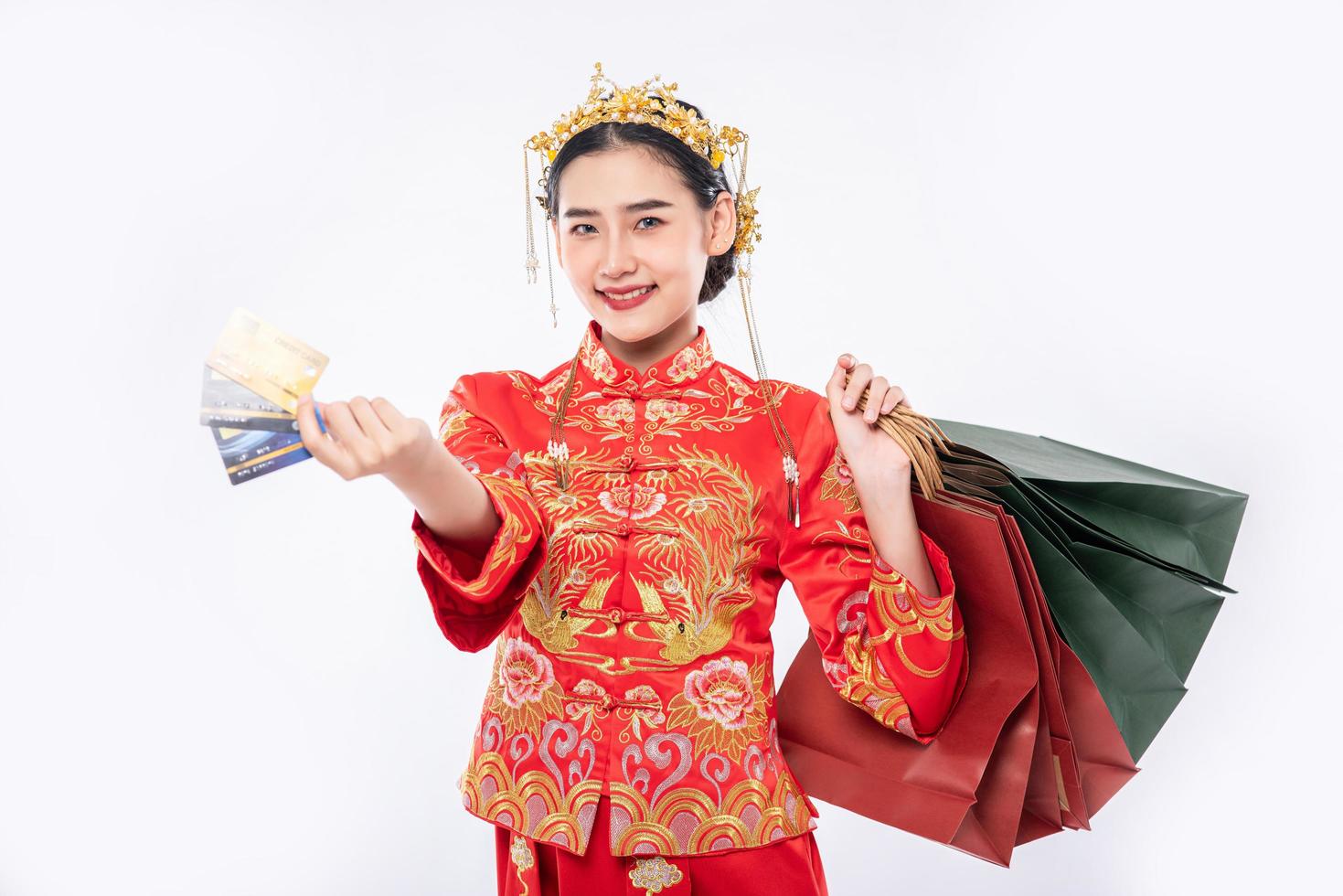 la donna indossa un abito cheongsam ottiene molte cose dall'uso della carta di credito nel capodanno cinese foto