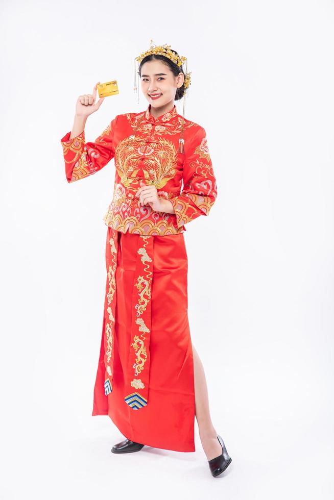 la donna indossa il cheongsam ottiene la carta di credito dal padre da utilizzare nel capodanno cinese foto