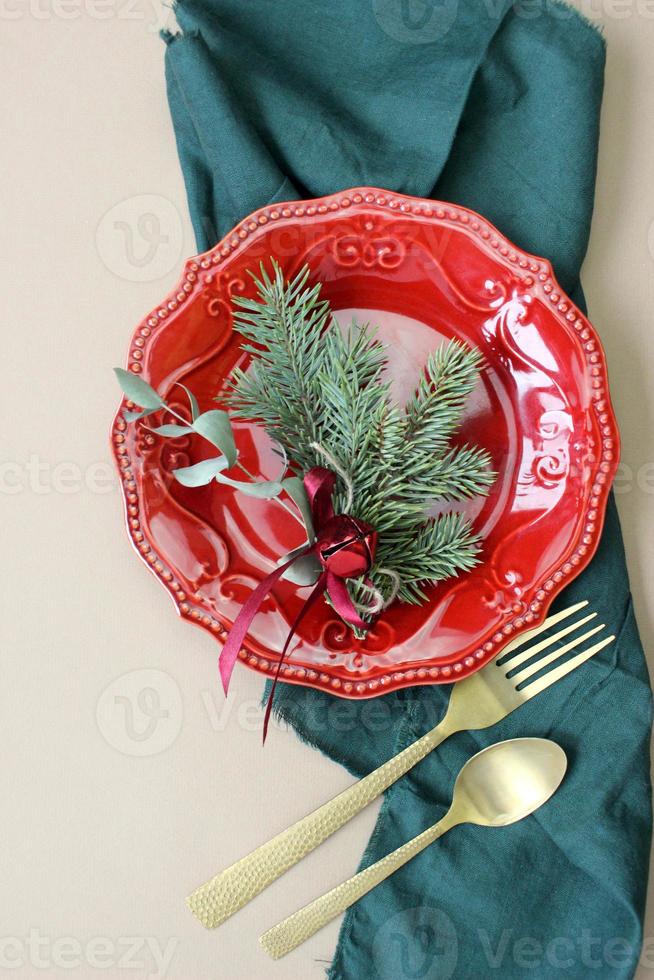 decorazione della tavola di natale. piatto per la cena di natale, decorazioni festive decorate con posate. vacanze invernali. Biglietto natalizio. spazio libero per il tuo testo. buon Natale Felice Anno Nuovo. foto